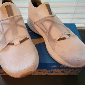 Brooks Levitate 4 LE women's slip on Running shoes